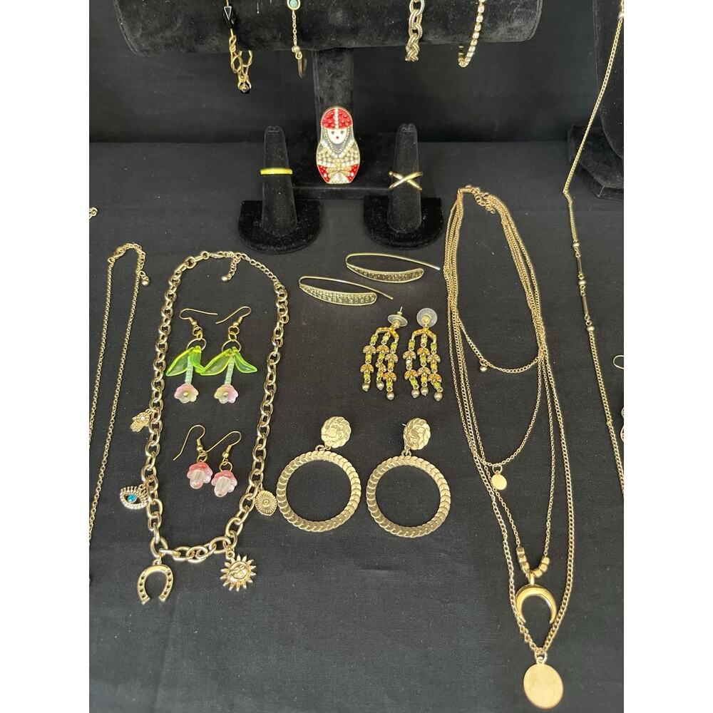 Vintage To Now Gold tone Jewelry Lot Necklace Bracelet Earrings Brooch - Picture 2 of 6